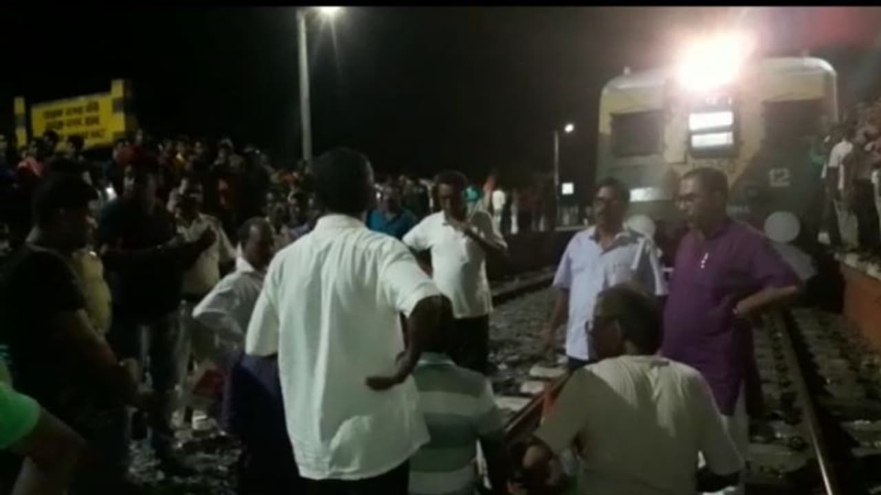 ফের পার্টি অফিস দখলের লড়াই, স্তব্ধ শিয়ালদহ রানাঘাট রেল পরিষেবা ফের পার্টি অফিস দখলের লড়াই, স্তব্ধ শিয়ালদহ রানাঘাট রেল পরিষেবা