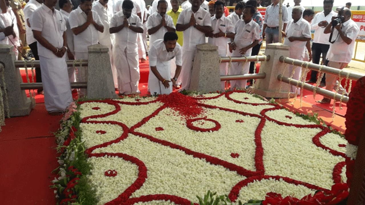 மத்திய அமைச்சர் பதவி கிடைக்காததால் விரக்தி... ஜெ.சமாதியில் உருகி உருகி வேண்டிக் கொண்ட ஓபிஎஸ், ரவீந்திரநாத்..!! மத்திய அமைச்சர் பதவி கிடைக்காததால் விரக்தி... ஜெ.சமாதியில் உருகி உருகி வேண்டிக் கொண்ட ஓபிஎஸ், ரவீந்திரநாத்..!!