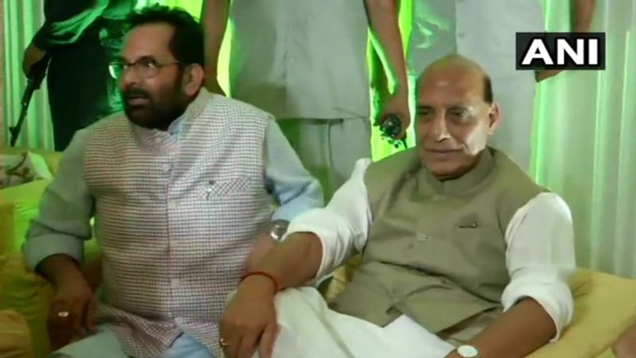 രാജ്നാഥ് സിംഗിന്റെ ചെറിയ പെരുന്നാള് ആഘോഷം മുഖ്താര് അബ്ബാസ് നഖ്വിക്കൊപ്പം രാജ്നാഥ് സിംഗിന്റെ ചെറിയ പെരുന്നാള് ആഘോഷം മുഖ്താര് അബ്ബാസ് നഖ്വിക്കൊപ്പം