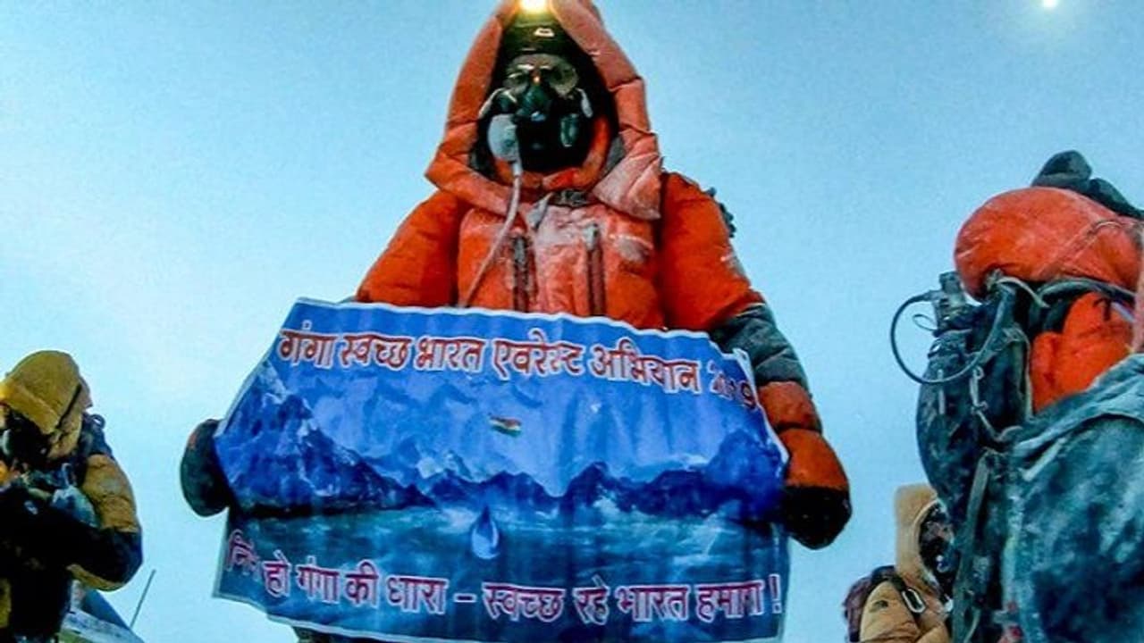 ಗಂಗಾಜಲ ಹೊತ್ತು ಎವರೆಸ್ಟ್ ಏರಿದ ಐಎಎಸ್ ಅಧಿಕಾರಿ! ಗಂಗಾಜಲ ಹೊತ್ತು ಎವರೆಸ್ಟ್ ಏರಿದ ಐಎಎಸ್ ಅಧಿಕಾರಿ!