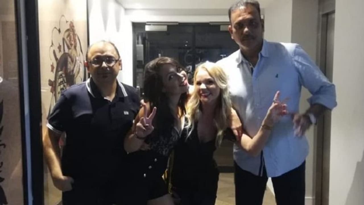 ಹುಡುಗಿಯರ ಜೊತೆ ಪೋಸ್ ಕೋಚ್ ರವಿ ಶಾಸ್ತ್ರಿಗೆ ಫುಲ್ ಕ್ಲಾಸ್! ಹುಡುಗಿಯರ ಜೊತೆ ಪೋಸ್ ಕೋಚ್ ರವಿ ಶಾಸ್ತ್ರಿಗೆ ಫುಲ್ ಕ್ಲಾಸ್!