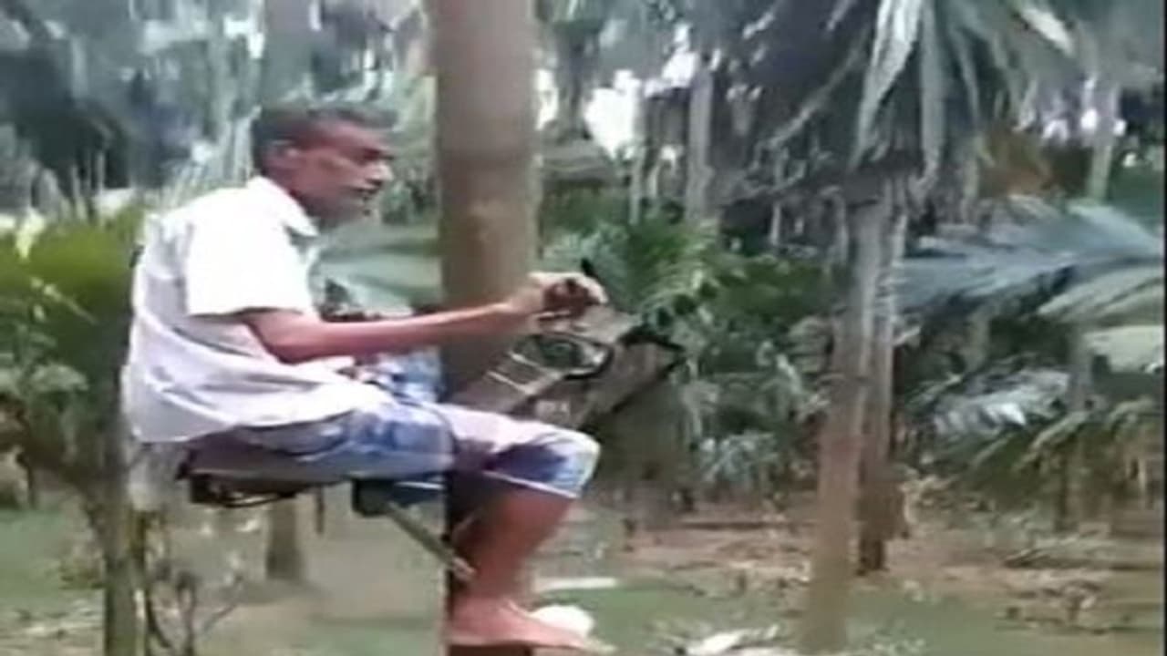 ಮರವೇರುವ ಬೈಕ್: ರೈತನ ಆವಿಷ್ಕಾರಕ್ಕೆ ಇಂಟರ್ನೆಟ್ ಬ್ರೇಕ್! ಮರವೇರುವ ಬೈಕ್: ರೈತನ ಆವಿಷ್ಕಾರಕ್ಕೆ ಇಂಟರ್ನೆಟ್ ಬ್ರೇಕ್!