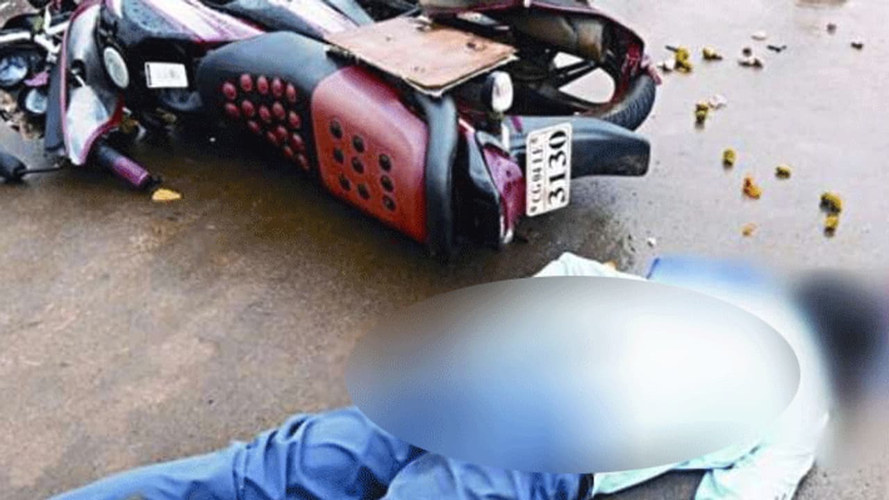 கண்ணிமைக்கும் நேரத்தில் இருசக்கர வாகனங்கள் நேருக்கு நேர் மோதல்... தூக்கி வீசப்பட்டு 2 பேர் உயிரிழப்பு..! கண்ணிமைக்கும் நேரத்தில் இருசக்கர வாகனங்கள் நேருக்கு நேர் மோதல்... தூக்கி வீசப்பட்டு 2 பேர் உயிரிழப்பு..!