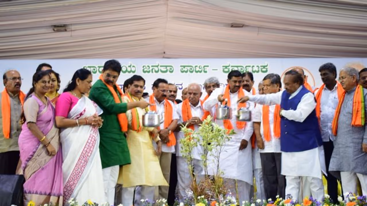 ಗರಿಗೆದರಿದ ರಾಜಕೀಯ: ಬಿಜೆಪಿಗೆ ಬರುವಂತೆ ಕಾಂಗ್ರೆಸ್ ಶಾಸಕರಿಗೆ ಬಹಿರಂಗ ಆಹ್ವಾನ..! ಗರಿಗೆದರಿದ ರಾಜಕೀಯ: ಬಿಜೆಪಿಗೆ ಬರುವಂತೆ ಕಾಂಗ್ರೆಸ್ ಶಾಸಕರಿಗೆ ಬಹಿರಂಗ ಆಹ್ವಾನ..!