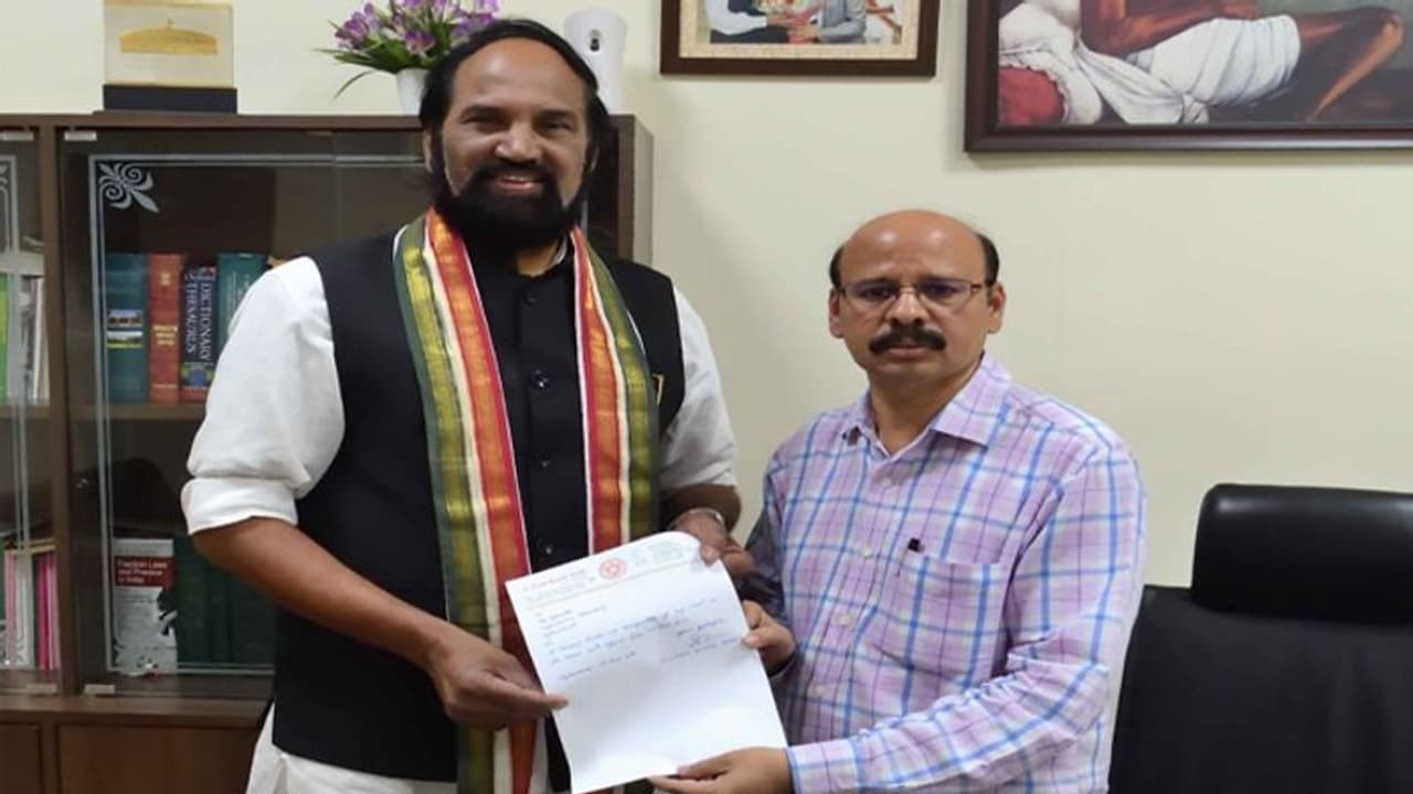 ఎమ్మెల్యే పదవికి ఉత్తమ్ కుమార్ రెడ్డి రాజీనామా(వీడియో) ఎమ్మెల్యే పదవికి ఉత్తమ్ కుమార్ రెడ్డి రాజీనామా(వీడియో)