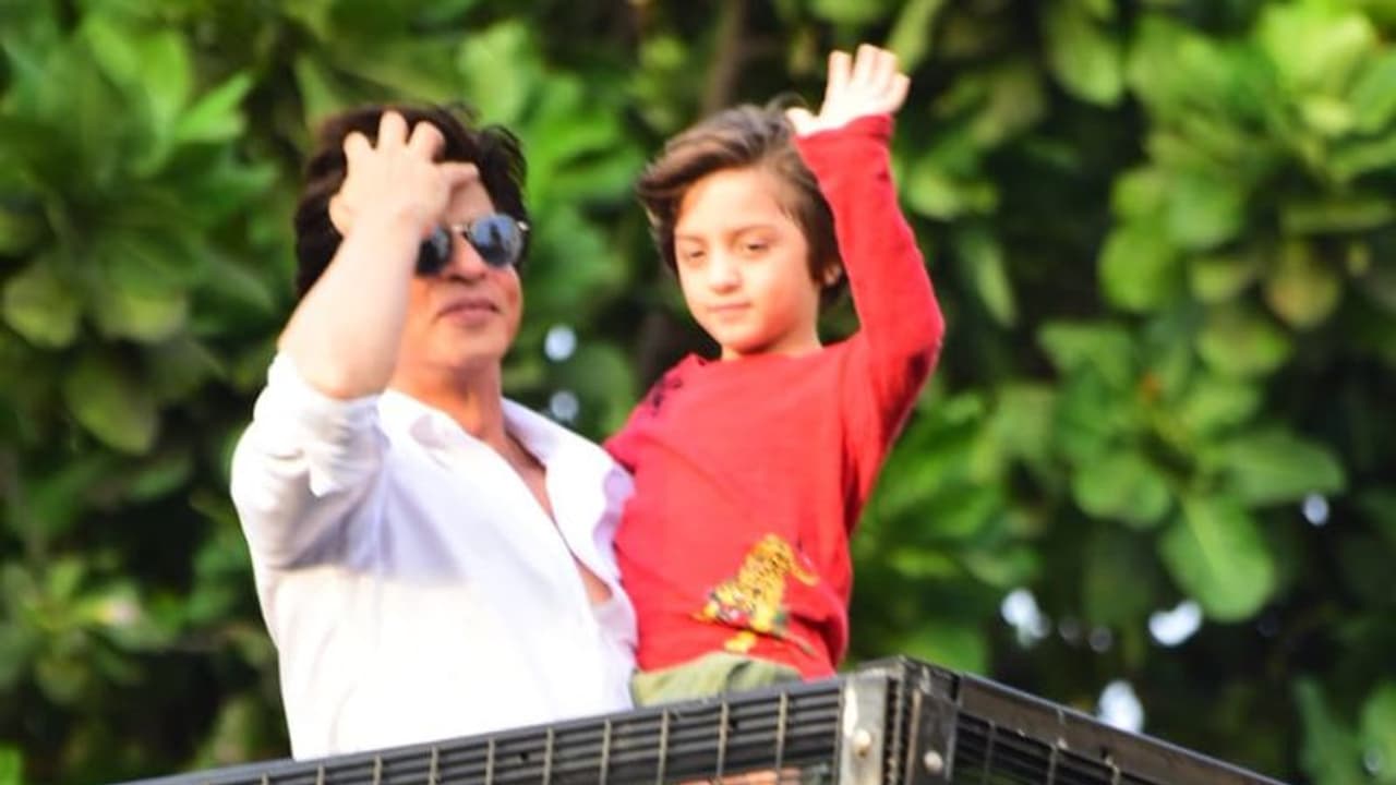 মাশার্ল আর্ট এর পরম্পরা! শাহরুখ পরিবারের তৃতীয় সদস্য আব্রামের ছবি ঘিরে জল্পনা মাশার্ল আর্ট এর পরম্পরা! শাহরুখ পরিবারের তৃতীয় সদস্য আব্রামের ছবি ঘিরে জল্পনা