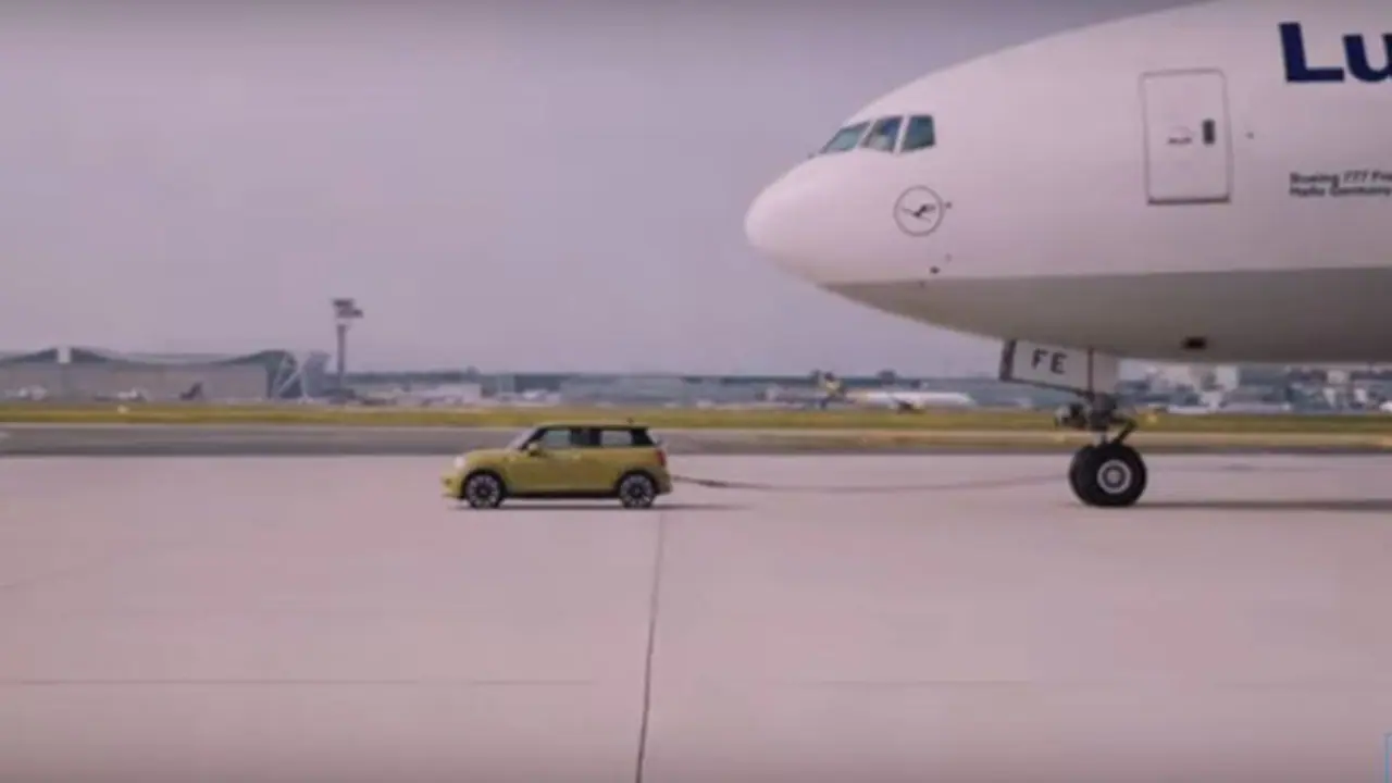 ಬೊಯಿಂಗ್ 777 ವಿಮಾನ ಎಳೆದೊಯ್ದ ಮಿನಿ ಕೂಪರ್ ಕಾರು! ಬೊಯಿಂಗ್ 777 ವಿಮಾನ ಎಳೆದೊಯ್ದ ಮಿನಿ ಕೂಪರ್ ಕಾರು!