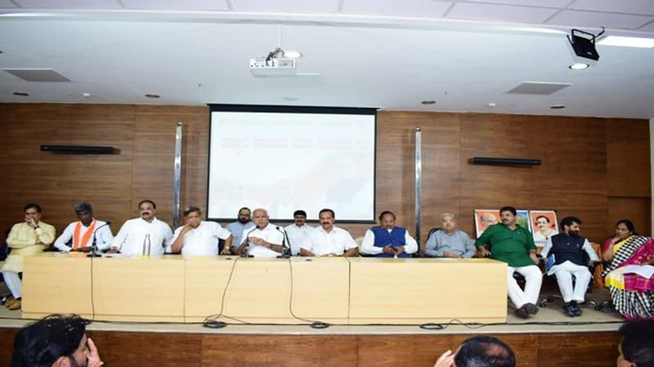 ಬಿಜೆಪಿ ಶಾಸಕಾಂಗ ಸಭೆಯಲ್ಲಿ ಸರ್ಕಾರ ರಚನೆ ಬಗ್ಗೆ ಗುಟ್ಟು ಬಿಚ್ಚಿಟ್ಟ ಯಡಿಯೂರಪ್ಪ ಬಿಜೆಪಿ ಶಾಸಕಾಂಗ ಸಭೆಯಲ್ಲಿ ಸರ್ಕಾರ ರಚನೆ ಬಗ್ಗೆ ಗುಟ್ಟು ಬಿಚ್ಚಿಟ್ಟ ಯಡಿಯೂರಪ್ಪ