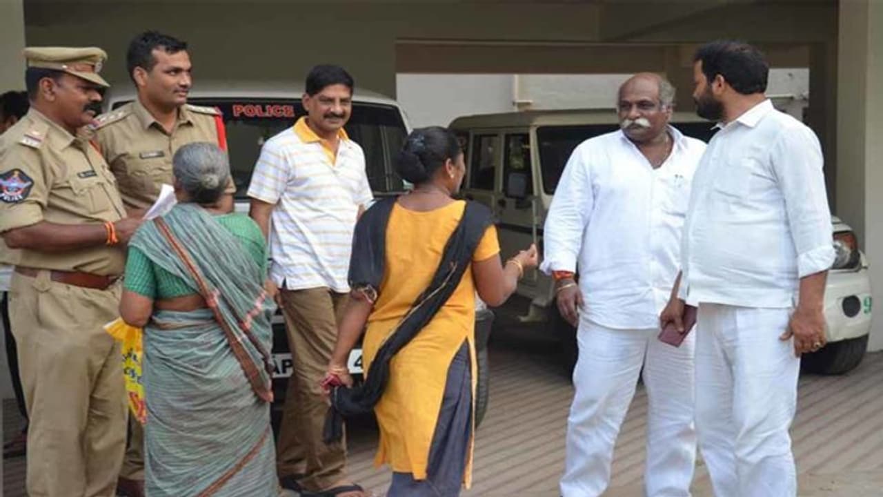 సీఎం జగన్ పై విమర్శల ఎఫెక్ట్: టీడీపీ ఎమ్మెల్యే అరెస్ట్ సీఎం జగన్ పై విమర్శల ఎఫెక్ట్: టీడీపీ ఎమ్మెల్యే అరెస్ట్