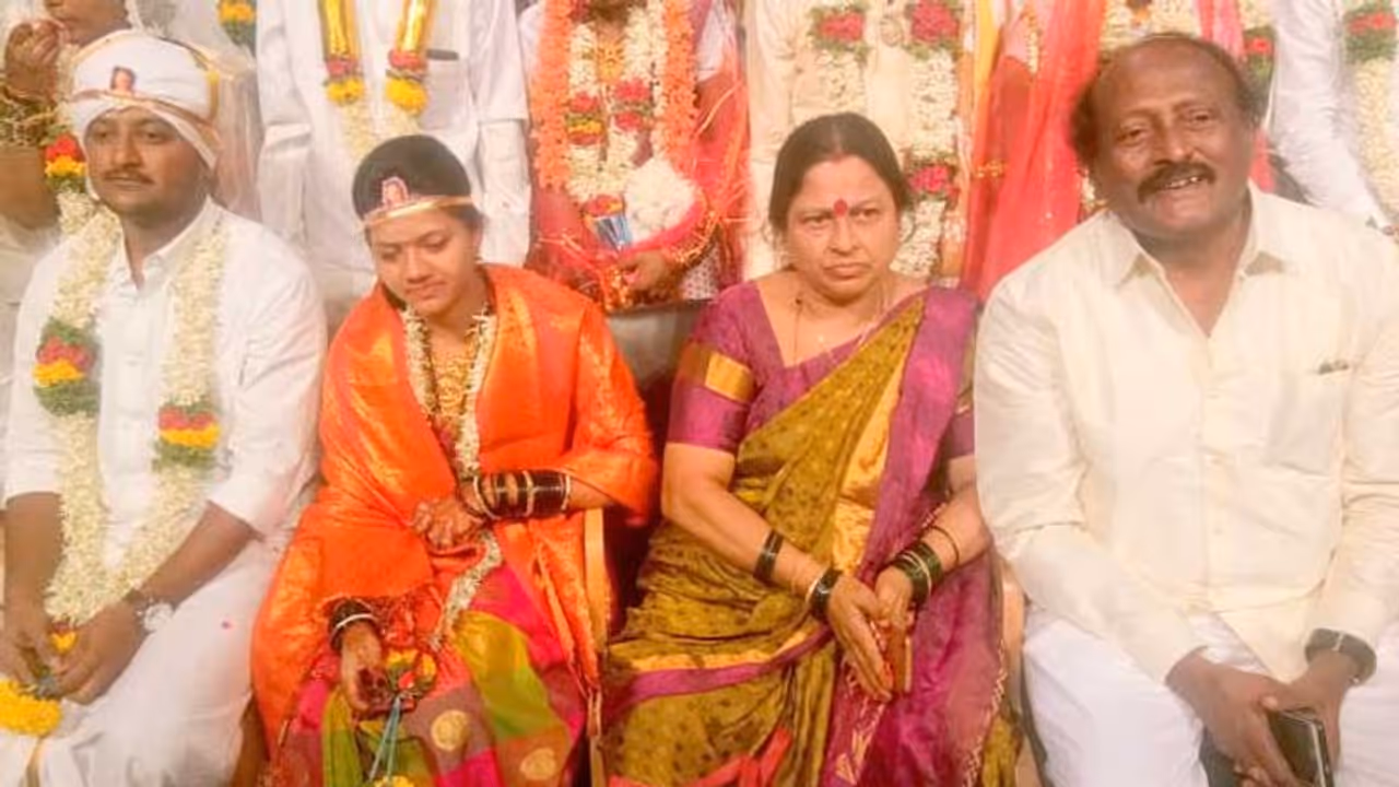 ಸಾಮೂಹಿಕ ವಿವಾಹದಲ್ಲಿ ಕುಂ.ವೀ. ಪುತ್ರ ಅಂತರ್ಜಾತಿ ವಿವಾಹ ಸಾಮೂಹಿಕ ವಿವಾಹದಲ್ಲಿ ಕುಂ.ವೀ. ಪುತ್ರ ಅಂತರ್ಜಾತಿ ವಿವಾಹ