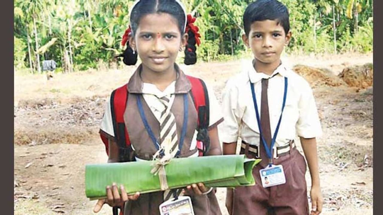 ಬಿಸಿಯೂಟಕ್ಕೆ ತಟ್ಟೆಯ ಬದಲು ಬಾಳೆ ಎಲೆ ಬಳಕೆ! ಬಿಸಿಯೂಟಕ್ಕೆ ತಟ್ಟೆಯ ಬದಲು ಬಾಳೆ ಎಲೆ ಬಳಕೆ!