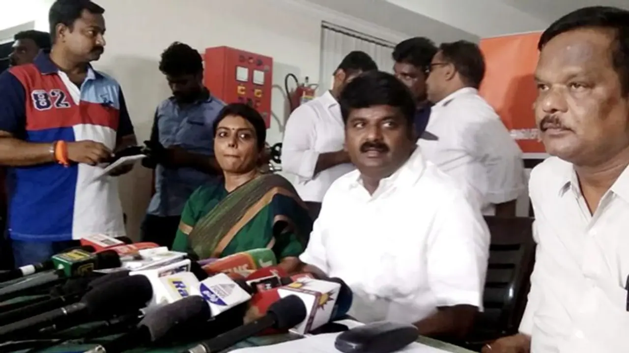 தற்போதைக்கு சுவாசக் கவசம் அவசியமில்லை.!! மக்கள் தைரியமாக இருக்கலாம்.!! சுகாதாரத்துறை அமைச்சர் அதிரடி... தற்போதைக்கு சுவாசக் கவசம் அவசியமில்லை.!! மக்கள் தைரியமாக இருக்கலாம்.!! சுகாதாரத்துறை அமைச்சர் அதிரடி...