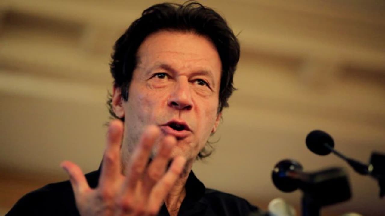 সামরিক খাতে অর্থ খরচ কমাচ্ছে পাক সেনাবাহিনী, সিদ্ধান্তে খুশি ইমরান খান