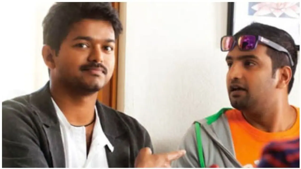 விஜயை தொடர்ந்து சந்தானம் செய்த செயல்! சர்ச்சையில் சிக்கிய போஸ்டர்! விஜயை தொடர்ந்து சந்தானம் செய்த செயல்! சர்ச்சையில் சிக்கிய போஸ்டர்!