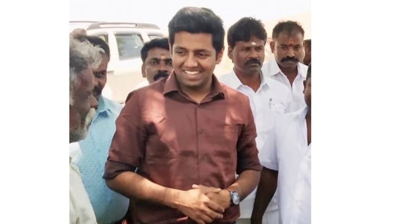 பேஸிக் சென்ஸே இல்ல... எத கேட்டாலும் அனிதானு வந்தர்ராங்க... கிருஷ்ணசாமி மகனின் நக்கல் ட்வீட்!! பேஸிக் சென்ஸே இல்ல... எத கேட்டாலும் அனிதானு வந்தர்ராங்க... கிருஷ்ணசாமி மகனின் நக்கல் ட்வீட்!!