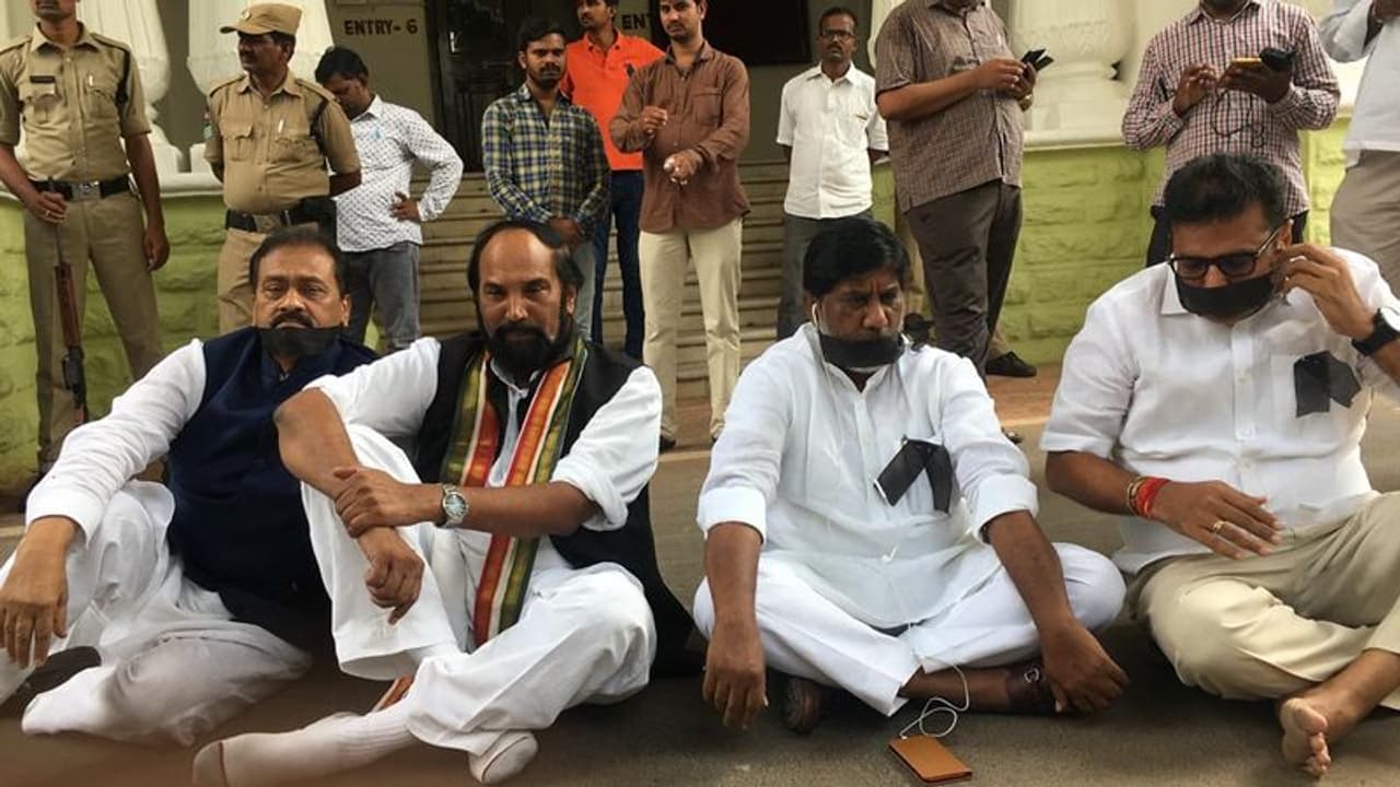 తెలంగాణ అసెంబ్లీ ఆవరణలో ధర్నా చేస్తున్న కాంగ్రెస్ నేతల అరెస్ట్ తెలంగాణ అసెంబ్లీ ఆవరణలో ధర్నా చేస్తున్న కాంగ్రెస్ నేతల అరెస్ట్