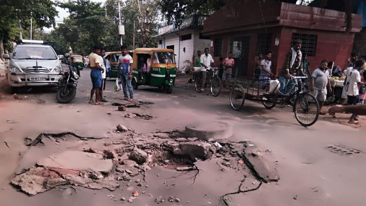 বিকট শব্দে ফাটল রাস্তায়, ট্যাঙরায় বিপর্যয় মোকাবিলা বাহিনী বিকট শব্দে ফাটল রাস্তায়, ট্যাঙরায় বিপর্যয় মোকাবিলা বাহিনী