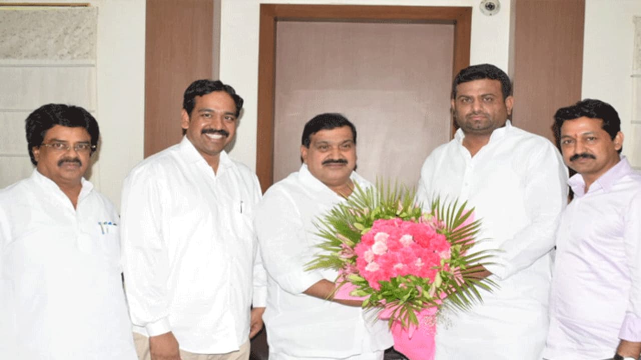 సొంతగూటికి రోహిత్ రెడ్డి.. మంత్రి మహేందర్ రెడ్డితో మంతనాలు సొంతగూటికి రోహిత్ రెడ్డి.. మంత్రి మహేందర్ రెడ్డితో మంతనాలు