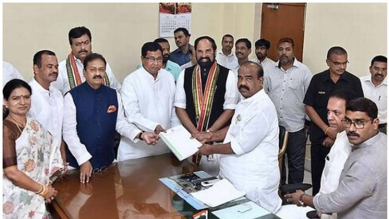 തെലങ്കാനയിൽ നാണം കെട്ട് കോൺഗ്രസ്: 12 എംഎൽഎമാർ ടിആർഎസ്സിലേക്ക് തെലങ്കാനയിൽ നാണം കെട്ട് കോൺഗ്രസ്: 12 എംഎൽഎമാർ ടിആർഎസ്സിലേക്ക്