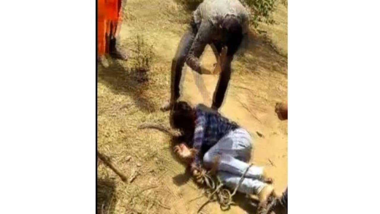 கோவிலுக்குள் வைத்து பூசாரி மகளை கற்பழித்த சிறுவன்... கட்டிவைத்து கொலைவெறித் தாக்குதல் கோவிலுக்குள் வைத்து பூசாரி மகளை கற்பழித்த சிறுவன்... கட்டிவைத்து கொலைவெறித் தாக்குதல்