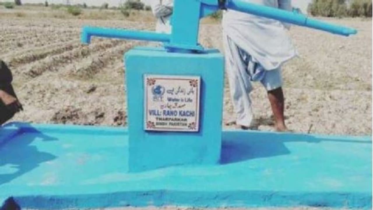 ಪಾಠ ಕಲಿ ಮಾರಾಯಾ: ಪಾಕ್‌ನಲ್ಲಿ ಹ್ಯಾಂಡ್ ಪಂಪ್ ಸ್ಥಾಪಿಸಿದ ಭಾರತೀಯ!