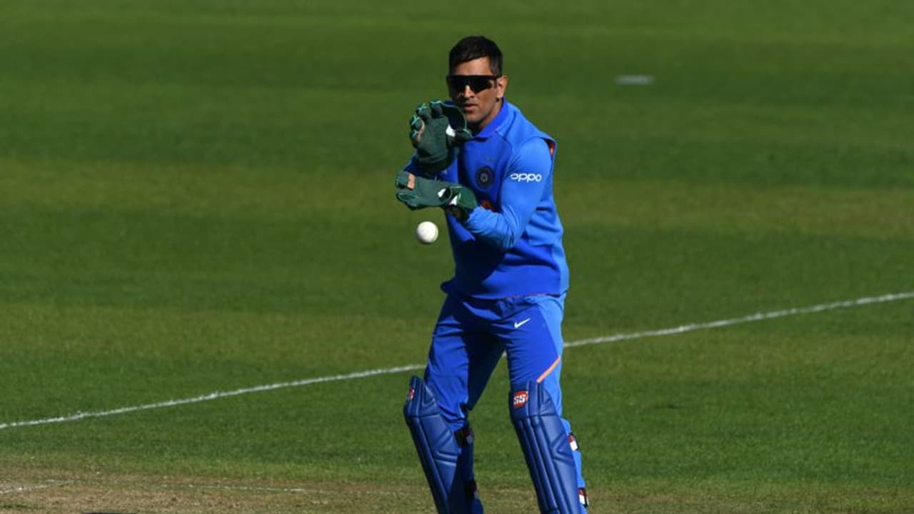 ಆಸೀಸ್ ವಿರುದ್ಧದ ಪಂದ್ಯದಲ್ಲಿ ಧೋನಿ ಗ್ಲೌಸ್ ಮೇಲಿದೆಯಾ ಬಲಿದಾನ ಚಿಹ್ನೆ? ಆಸೀಸ್ ವಿರುದ್ಧದ ಪಂದ್ಯದಲ್ಲಿ ಧೋನಿ ಗ್ಲೌಸ್ ಮೇಲಿದೆಯಾ ಬಲಿದಾನ ಚಿಹ್ನೆ?