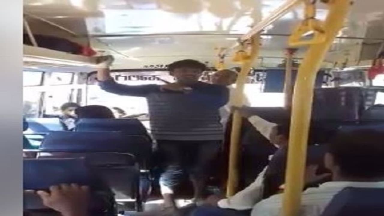 ಶರಾವತಿ ಕಣಿವೆಯ ದಟ್ಟ ಕಾಡಿನ ಹೆದ್ದಾರಿಯಲ್ಲಿ ಬಸ್ ಅಡ್ಡಗಟ್ಟಿದ ಯುವಕರ ತಂಡ! ಶರಾವತಿ ಕಣಿವೆಯ ದಟ್ಟ ಕಾಡಿನ ಹೆದ್ದಾರಿಯಲ್ಲಿ ಬಸ್ ಅಡ್ಡಗಟ್ಟಿದ ಯುವಕರ ತಂಡ!