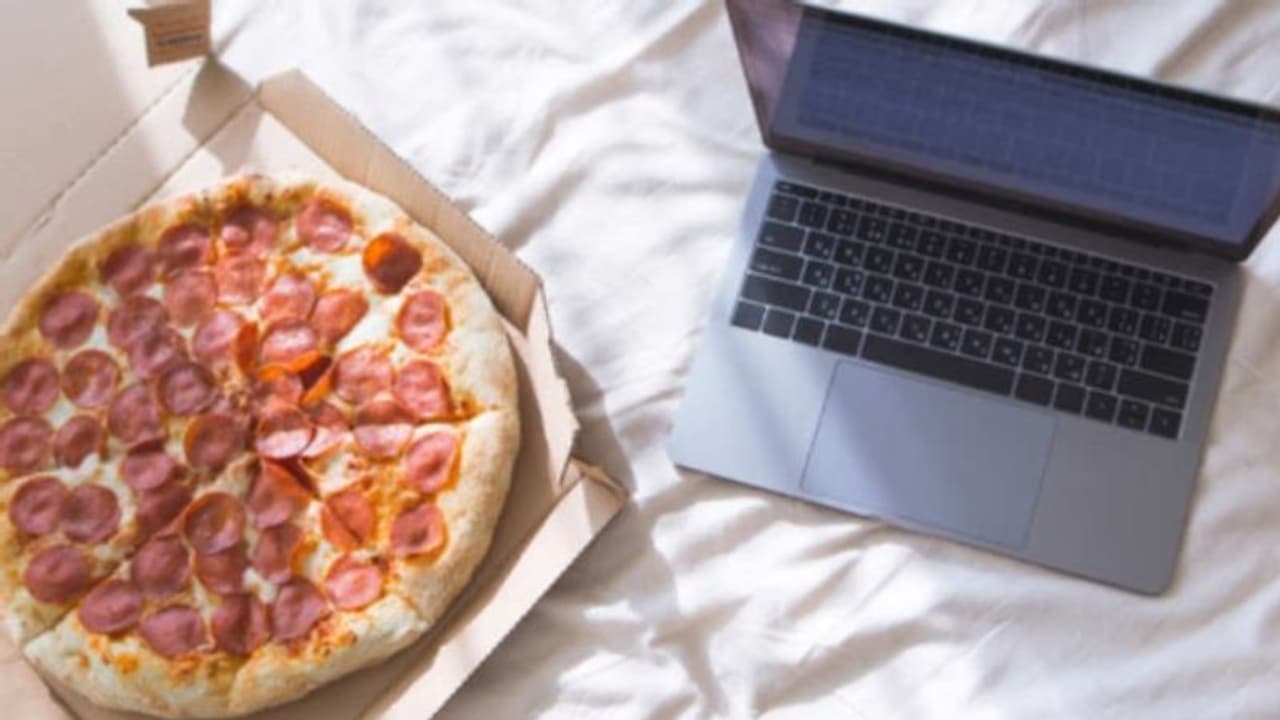 ബെഡില്‍ ഇരുന്ന് ഭക്ഷണം കഴിക്കാറുണ്ടോ? അറിയാം ഇക്കാര്യങ്ങള്‍...