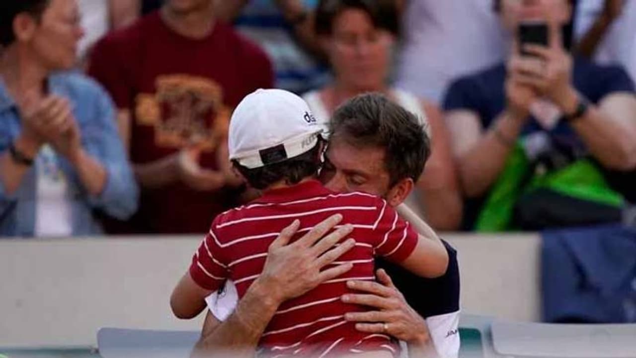 ఓటమితో కుప్పకూలిన తండ్రి: ఏడవొద్దంటూ హత్తుకున్న కొడుకు ఓటమితో కుప్పకూలిన తండ్రి: ఏడవొద్దంటూ హత్తుకున్న కొడుకు