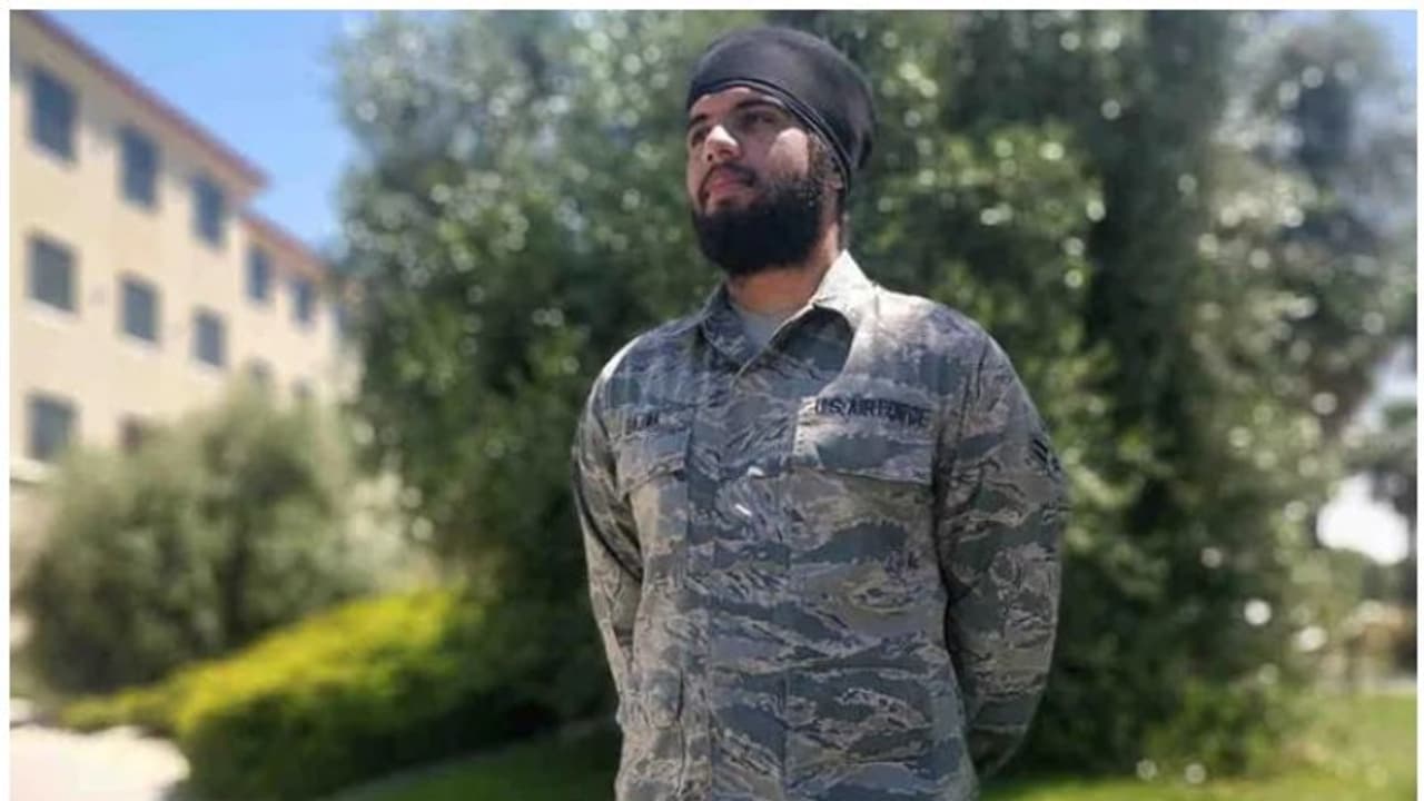 ചരിത്ര തീരുമാനം; ജോലിക്കിടെ തലപ്പാവും താടിയും വയ്ക്കാന് സിഖുകാരന് അനുവാദം നല്കി യുഎസ് വ്യോമസേന ചരിത്ര തീരുമാനം; ജോലിക്കിടെ തലപ്പാവും താടിയും വയ്ക്കാന് സിഖുകാരന് അനുവാദം നല്കി യുഎസ് വ്യോമസേന