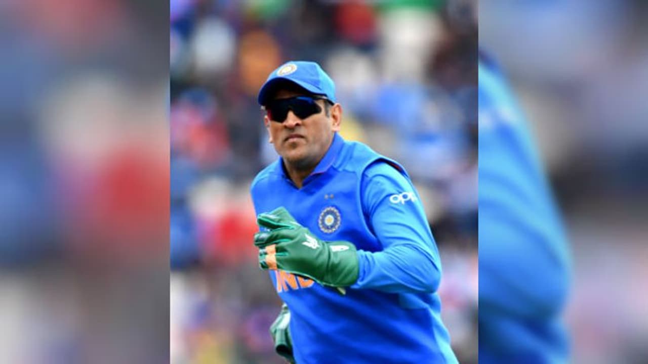 বিশ্বকাপে 'বলিদান' বিতর্ক! ধোনির দস্তানায় পড়ল আইসিসির কোপ বিশ্বকাপে 'বলিদান' বিতর্ক! ধোনির দস্তানায় পড়ল আইসিসির কোপ