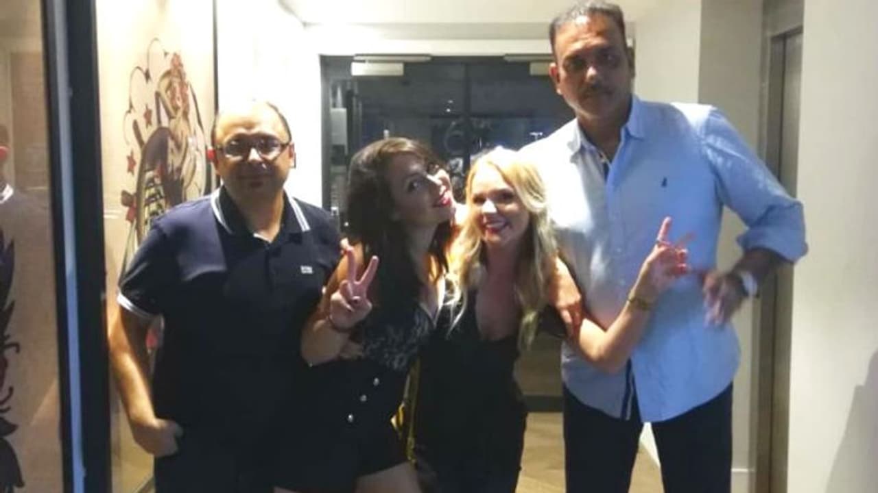 ম্যাচের আগে সুন্দরী ললনায় শাস্ত্রীর উচ্ছ্বাস! ভাইরাল ছবি, উত্তাল সোশ্যাল মিডিয়া ম্যাচের আগে সুন্দরী ললনায় শাস্ত্রীর উচ্ছ্বাস! ভাইরাল ছবি, উত্তাল সোশ্যাল মিডিয়া