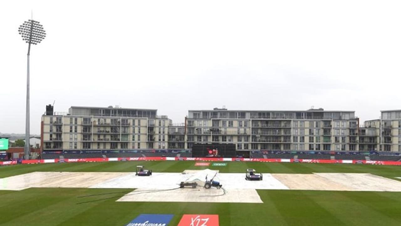 ಪಾಕಿಸ್ತಾನ ಶ್ರೀಲಂಕಾ ಪಂದ್ಯಕ್ಕೆ ಮಳೆ ಅಡ್ಡಿ ಟಾಸ್ ವಿಳಂಬ!