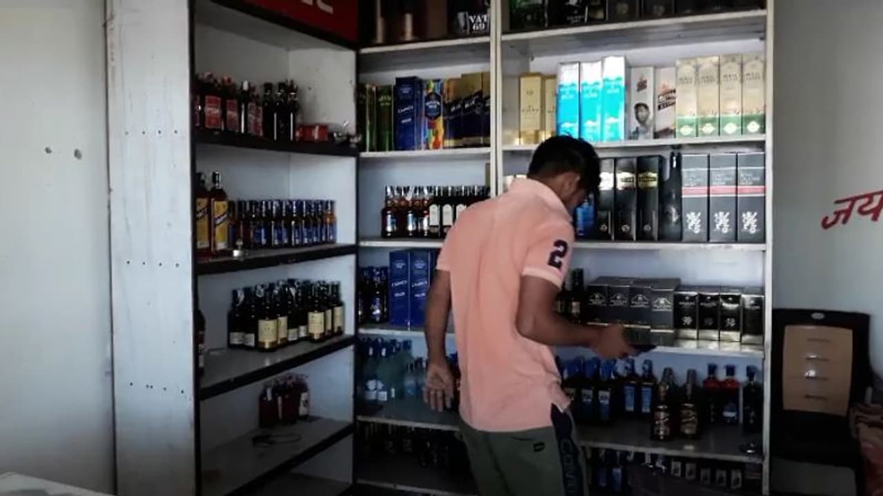 ಬಾರ್ ಲೈಸೆನ್ಸ್ ನಿರಾಕರಿಸೋಕೂ ಜಾತಿ ನೋಡ್ತಾರೆ! ಬಾರ್ ಲೈಸೆನ್ಸ್ ನಿರಾಕರಿಸೋಕೂ ಜಾತಿ ನೋಡ್ತಾರೆ!