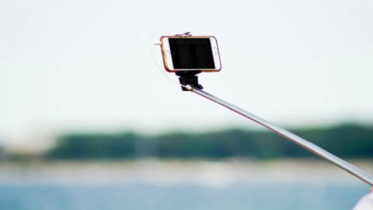 Selfie Tragedy| ಕಾರಿನ ಮುಂದೆ ಸೆಲ್ಫಿ ಕ್ಲಿಕ್ಕಿಸಿಕೊಳ್ಳುವಾಗ ಕ್ಯಾಂಟರ್ ಡಿಕ್ಕಿ: ಇಬ್ಬರ ಸಾವು Selfie Tragedy| ಕಾರಿನ ಮುಂದೆ ಸೆಲ್ಫಿ ಕ್ಲಿಕ್ಕಿಸಿಕೊಳ್ಳುವಾಗ ಕ್ಯಾಂಟರ್ ಡಿಕ್ಕಿ: ಇಬ್ಬರ ಸಾವು