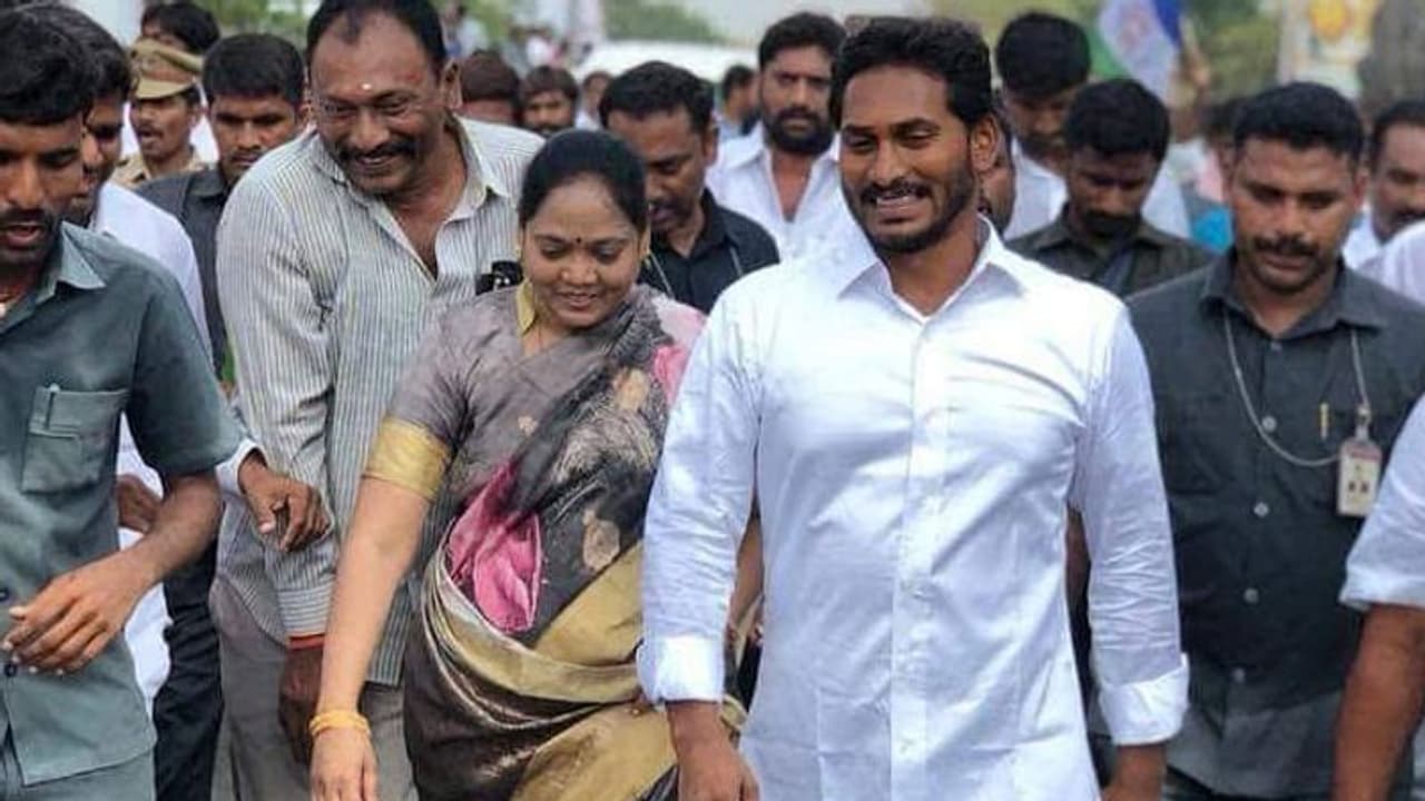 జగన్ కు చిక్కులు: అప్పుడు ఉండవల్లి శ్రీదేవి, ఇప్పుడు మేకతోటి సుచరిత జగన్ కు చిక్కులు: అప్పుడు ఉండవల్లి శ్రీదేవి, ఇప్పుడు మేకతోటి సుచరిత