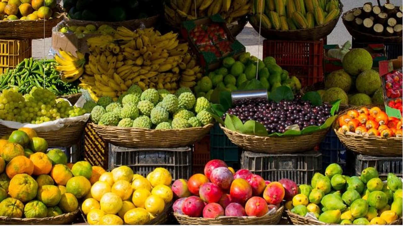 আম লিচু দিয়ে জামাই আদর, জানুন ফলের বাজার দর আম লিচু দিয়ে জামাই আদর, জানুন ফলের বাজার দর