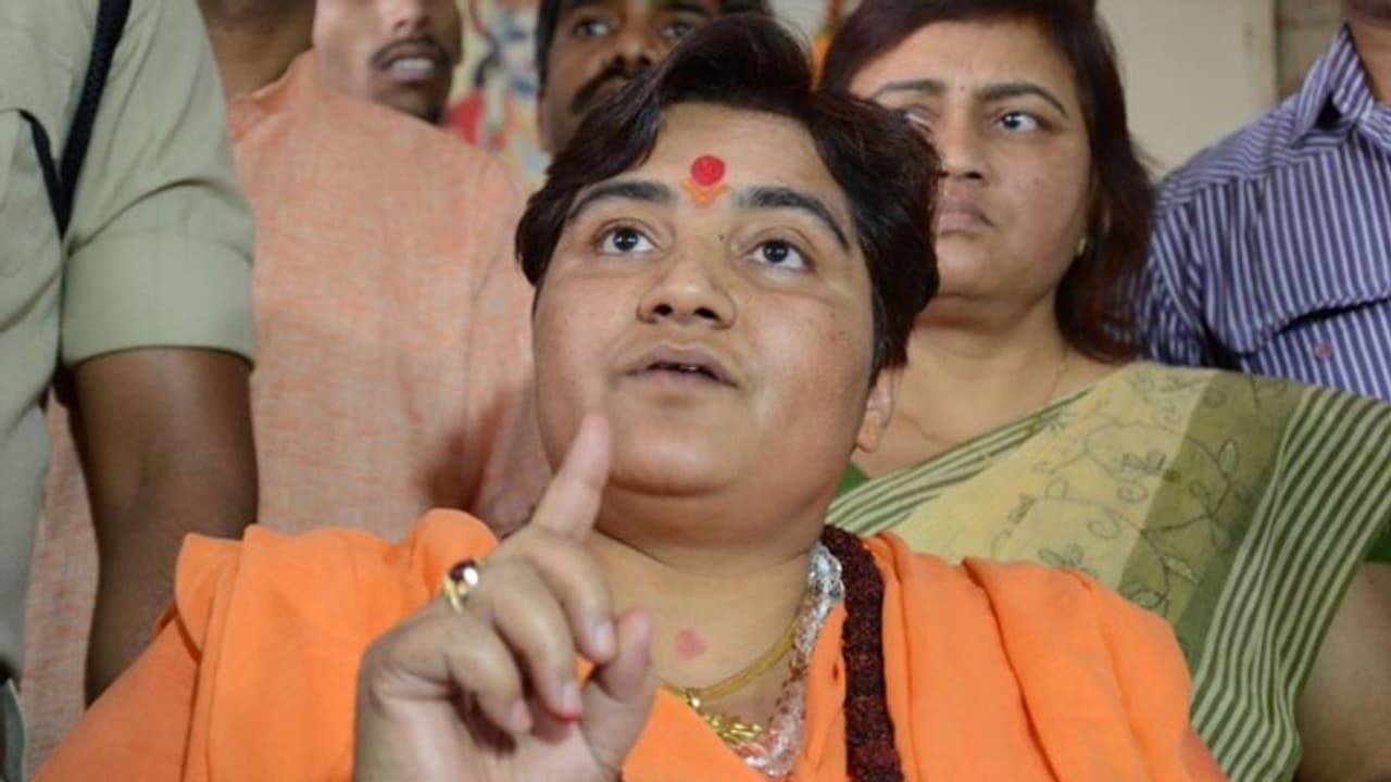 ಕುರ್ಚಿಯಲ್ಲಿ ಧೂಳೆಂದು ಕೋರ್ಟ್ನಲ್ಲಿ 2 ಗಂಟೆ ನಿಂತಿದ್ದ ಸಾಧ್ವಿ ಪ್ರಜ್ಞಾ! ಕುರ್ಚಿಯಲ್ಲಿ ಧೂಳೆಂದು ಕೋರ್ಟ್ನಲ್ಲಿ 2 ಗಂಟೆ ನಿಂತಿದ್ದ ಸಾಧ್ವಿ ಪ್ರಜ್ಞಾ!