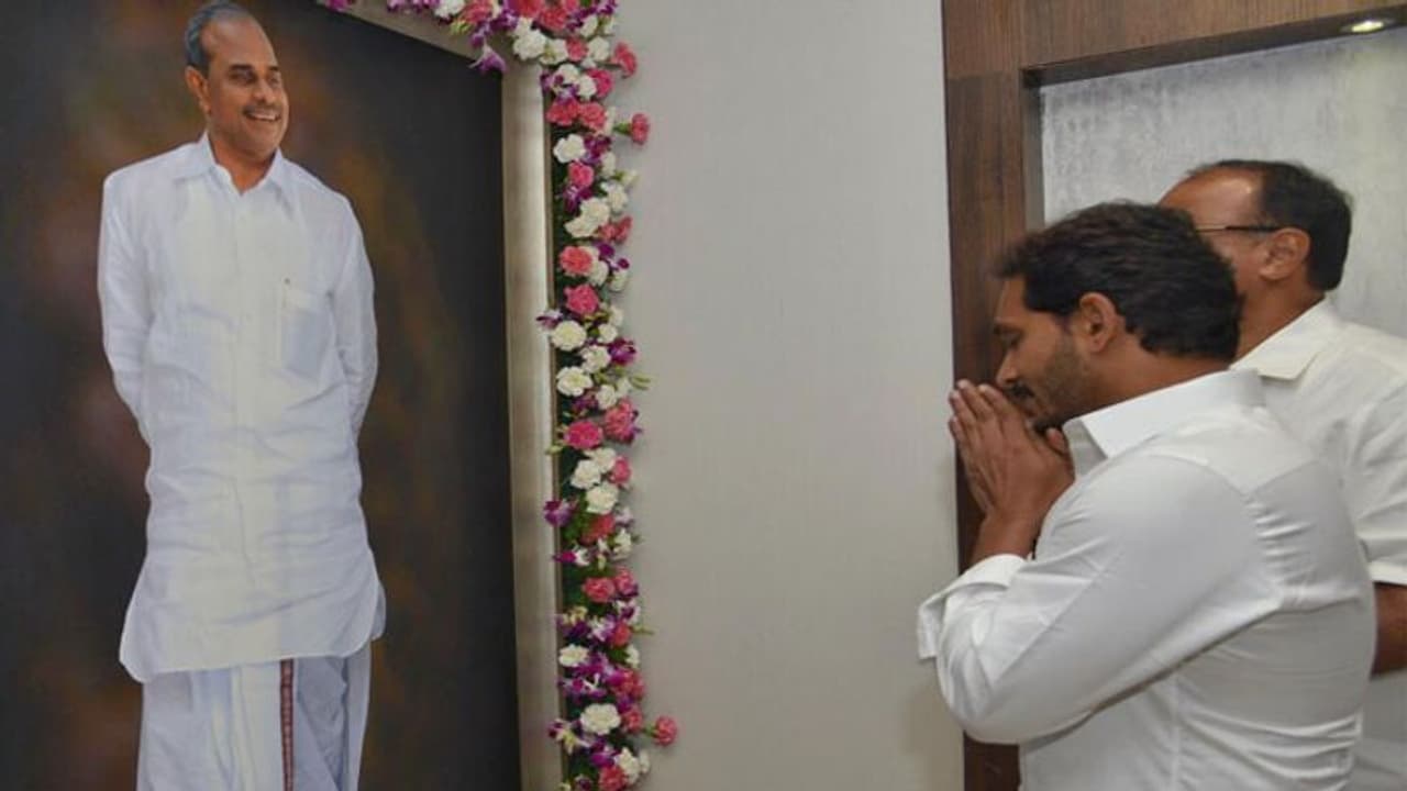 ఉద్యోగులకు వరం: చంద్రబాబుతో దగ్గరగా ఉన్న వారికి ఊరట ఉద్యోగులకు వరం: చంద్రబాబుతో దగ్గరగా ఉన్న వారికి ఊరట