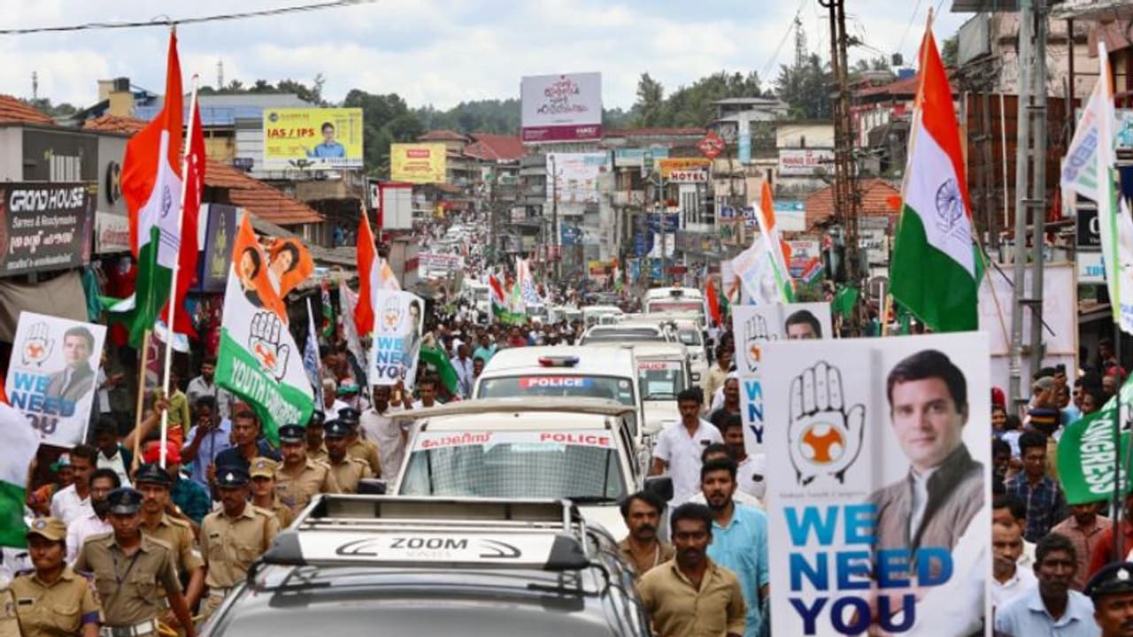 ജയിപ്പിച്ച ജനത്തിന് നന്ദി: രാഹുൽ ഗാന്ധിയുടെ റോഡ് ഷോ അവസാനിച്ചു ജയിപ്പിച്ച ജനത്തിന് നന്ദി: രാഹുൽ ഗാന്ധിയുടെ റോഡ് ഷോ അവസാനിച്ചു
