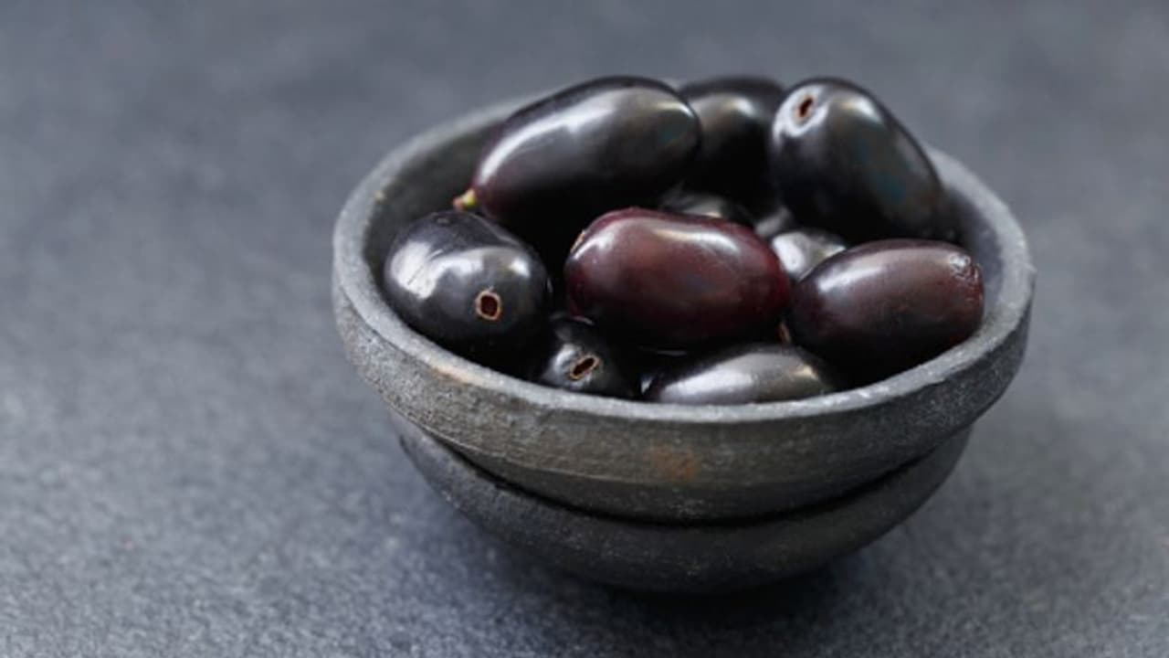 এই গরমে মন ভরে খান কালো জাম আর দূরে রাখুন শরীরের হাজারও সমস্যা এই গরমে মন ভরে খান কালো জাম আর দূরে রাখুন শরীরের হাজারও সমস্যা