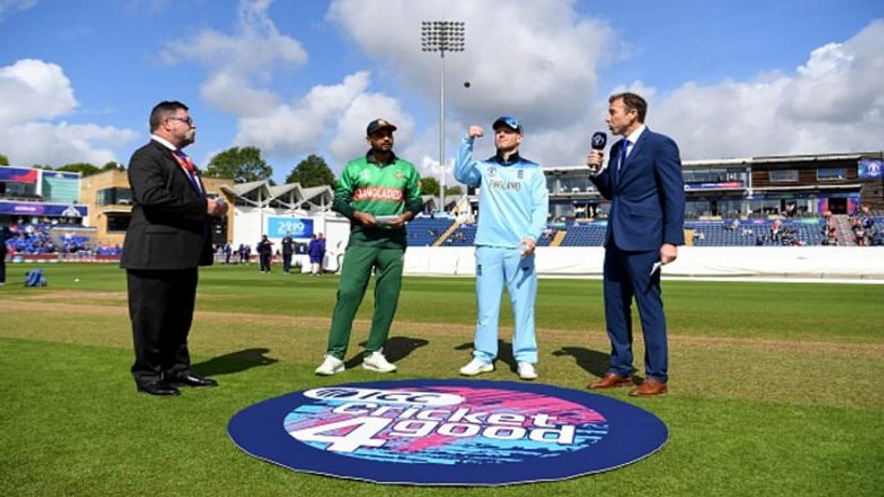 পয়া মাঠে পয়লা ব্যাট করছে ইংল্যান্ড, মোরতাজা ব্রিগেডের দিকে চেয়ে বাংলাদেশ পয়া মাঠে পয়লা ব্যাট করছে ইংল্যান্ড, মোরতাজা ব্রিগেডের দিকে চেয়ে বাংলাদেশ