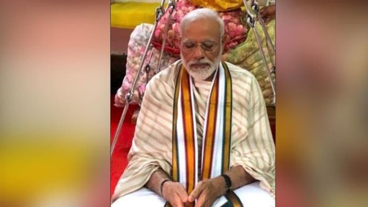 দাঁড়িপাল্লায় একদিকে মোদী, অন্য দিকে ১০০ কেজি পদ্ম, মুহূর্তে ভাইরাল ছবি দাঁড়িপাল্লায় একদিকে মোদী, অন্য দিকে ১০০ কেজি পদ্ম, মুহূর্তে ভাইরাল ছবি