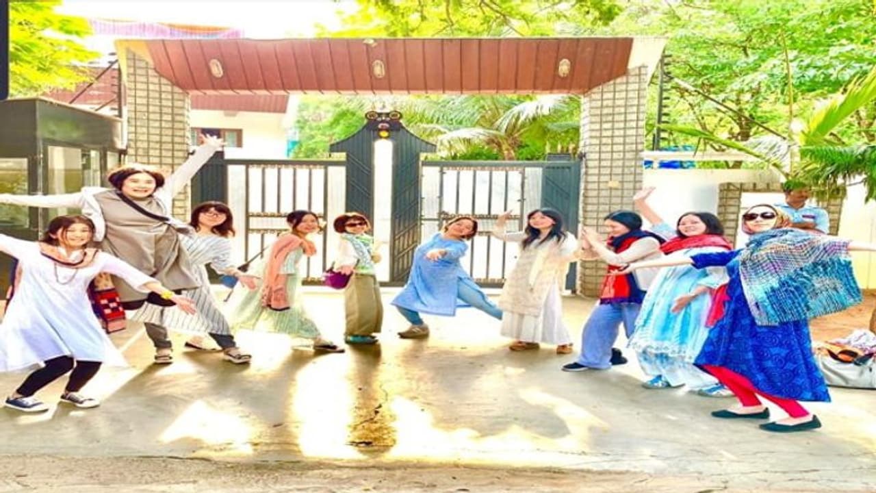 ప్రభాస్ ఇంటి ముందు జపాన్ ఫ్యాన్స్ చిందులు.. మరో లెవల్ కు క్రేజ్! ప్రభాస్ ఇంటి ముందు జపాన్ ఫ్యాన్స్ చిందులు.. మరో లెవల్ కు క్రేజ్!