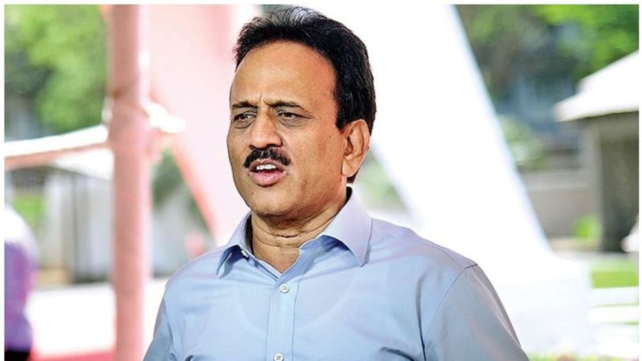 వరదల్లో సెల్ఫీలకు ఫోజులిచ్చిన మంత్రి.. నెటిజన్ల విమర్శలు వరదల్లో సెల్ఫీలకు ఫోజులిచ్చిన మంత్రి.. నెటిజన్ల విమర్శలు