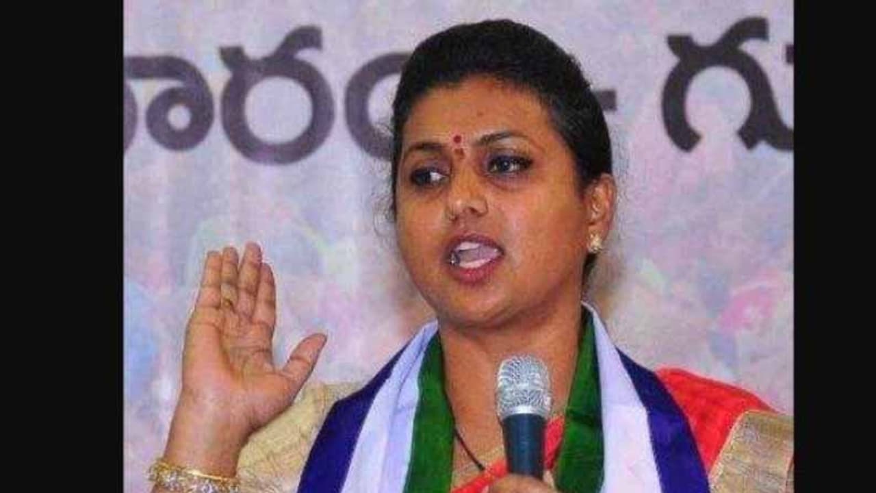 నగరి వైసీపీలో కుమ్ములాటలు: సన్మానానికి పిలిచి.. రోజాతో తగువు నగరి వైసీపీలో కుమ్ములాటలు: సన్మానానికి పిలిచి.. రోజాతో తగువు