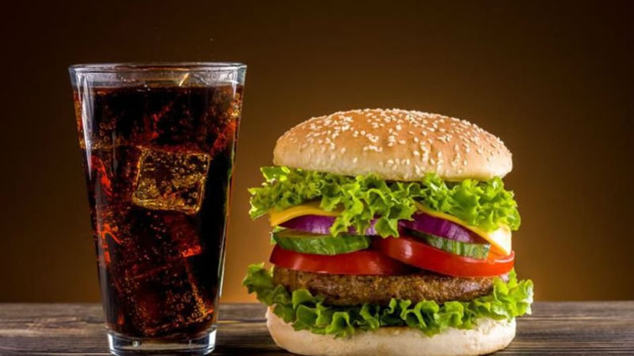 ഭക്ഷണത്തിനൊപ്പം 'കോള'യോ മദ്യമോ കഴിക്കാറുണ്ടോ? എങ്കില് അറിയൂ... ഭക്ഷണത്തിനൊപ്പം 'കോള'യോ മദ്യമോ കഴിക്കാറുണ്ടോ? എങ്കില് അറിയൂ...