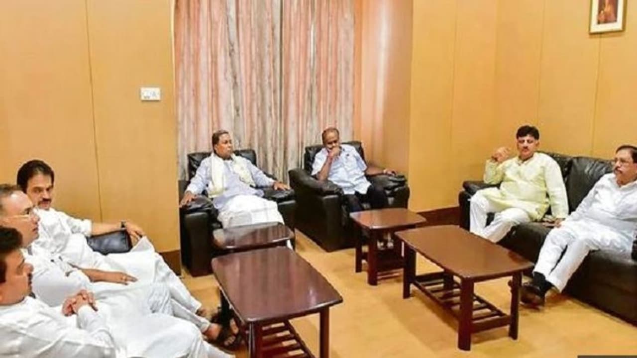 ಫೈನಲ್ ಆಯ್ತು ಮೈತ್ರಿ ಸಂಪುಟ ವಿಸ್ತರಣೆ ಡೇಟ್: ಯಾರಿಗೆಲ್ಲ ಚಾನ್ಸ್..? ಫೈನಲ್ ಆಯ್ತು ಮೈತ್ರಿ ಸಂಪುಟ ವಿಸ್ತರಣೆ ಡೇಟ್: ಯಾರಿಗೆಲ್ಲ ಚಾನ್ಸ್..?