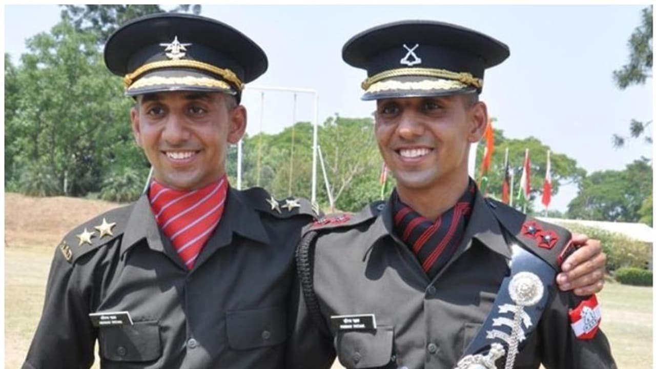 'സൈന്യത്തിലും ഇനി അവര് ഒന്ന്' ; ഇരട്ടസഹോദരങ്ങള് ഇന്ത്യന് ആര്മിയിലേക്ക് 'സൈന്യത്തിലും ഇനി അവര് ഒന്ന്' ; ഇരട്ടസഹോദരങ്ങള് ഇന്ത്യന് ആര്മിയിലേക്ക്