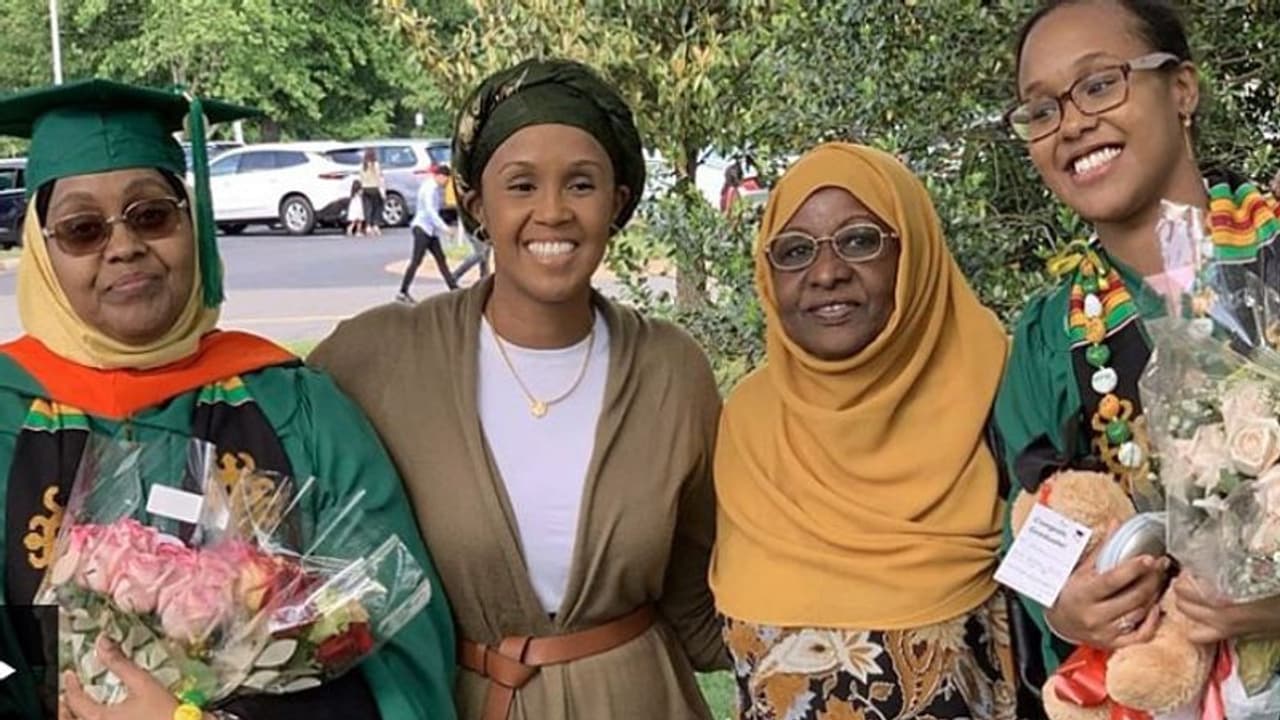 ഒരേ ദിവസം മാസ്റ്റേഴ്സ് ബിരുദം നേടി അമ്മയും മകളും...! ക്ലാസിന് ചേരുമ്പോള്‍ അമ്മയുടെ പ്രായം 57!